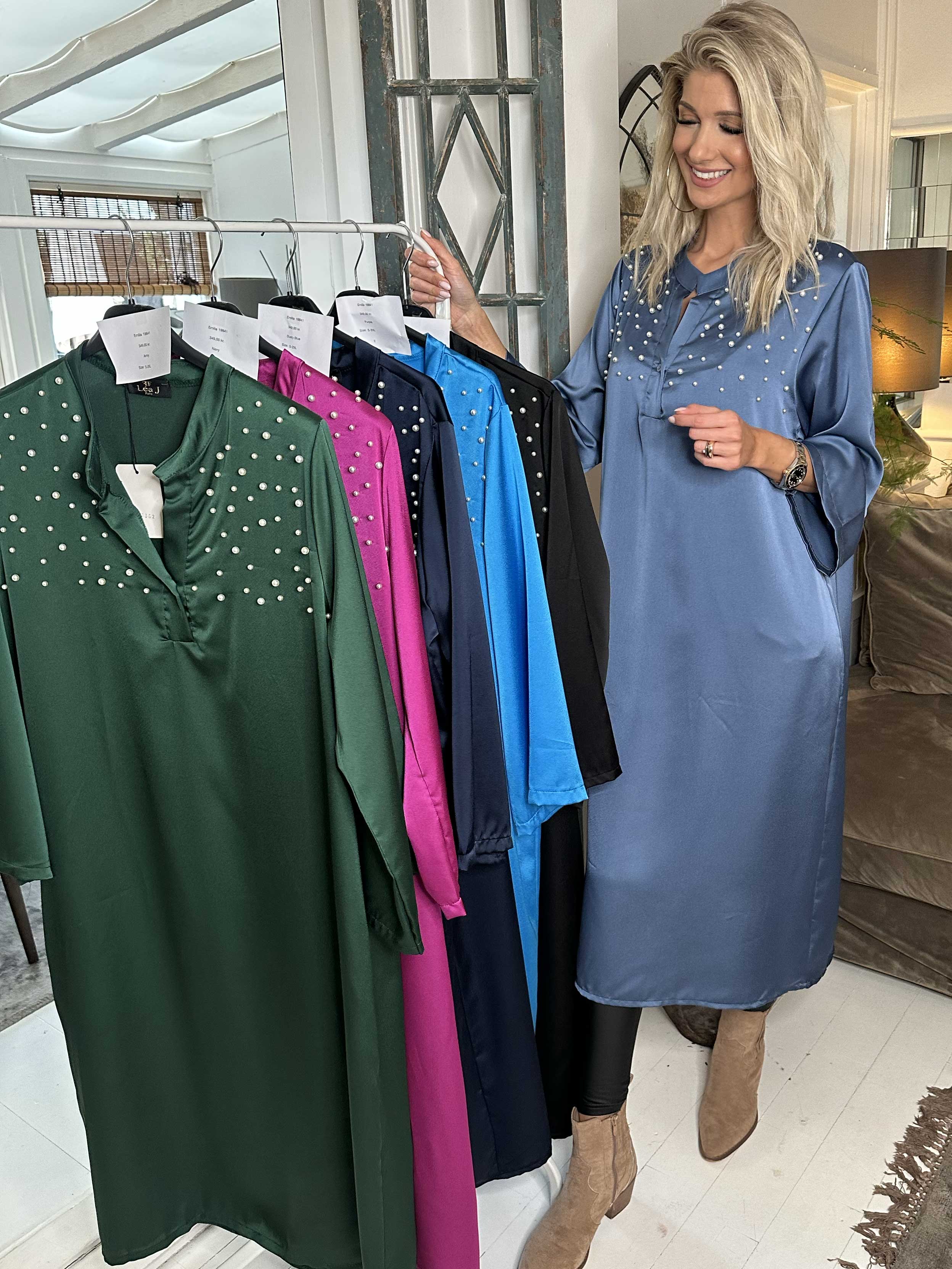 Emilia - Klänning i silkelook med lös passform och vita pärlor